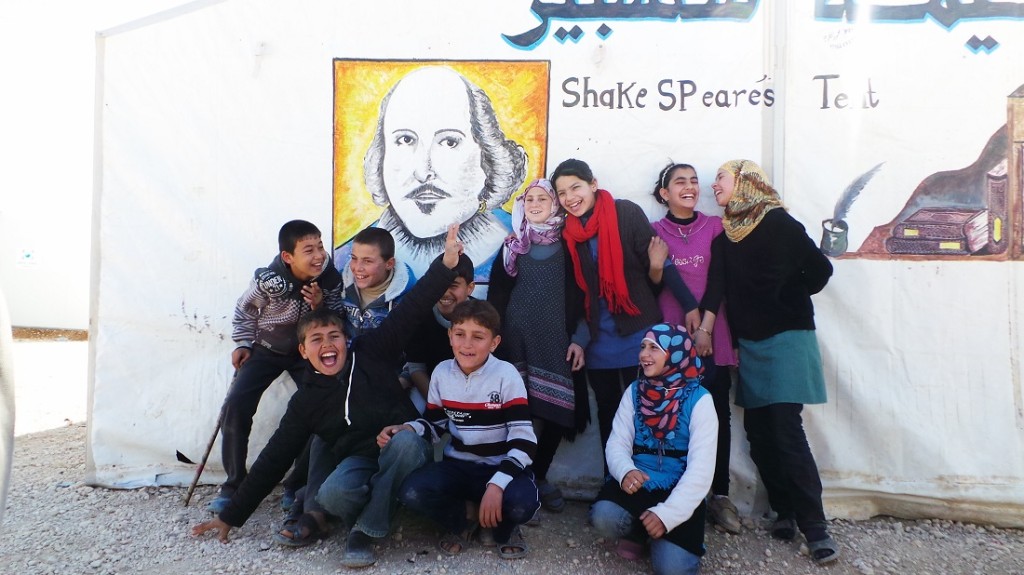 اطفال السوريين امام خيمة شكسبير في الزعتري
