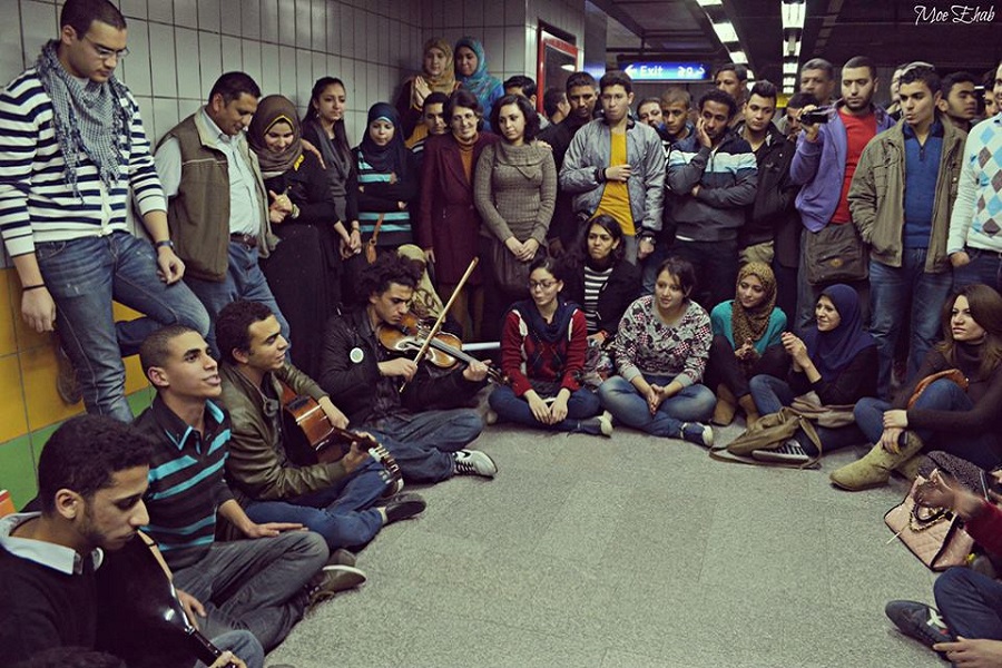 فرقو متروتون في محطة مترو بمصر يغنون