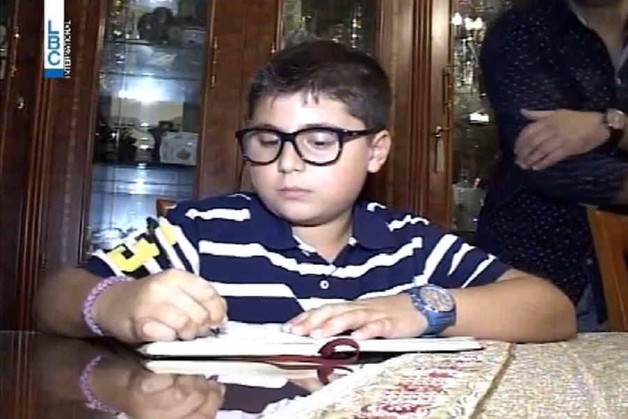 صورة الطفل محمد المير وهو يقوم بعملية حسابية