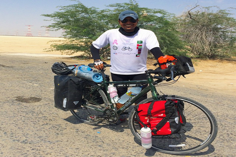 صورة عمر العمير مع دراجته الهوائية
