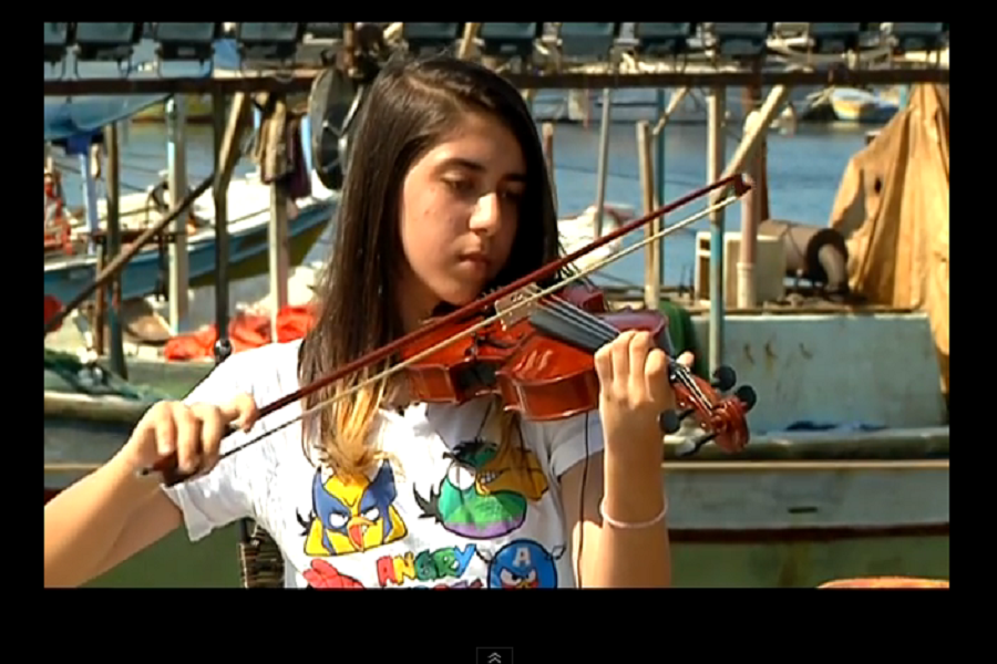 صورة ريتا وهي تعزف على الكمان