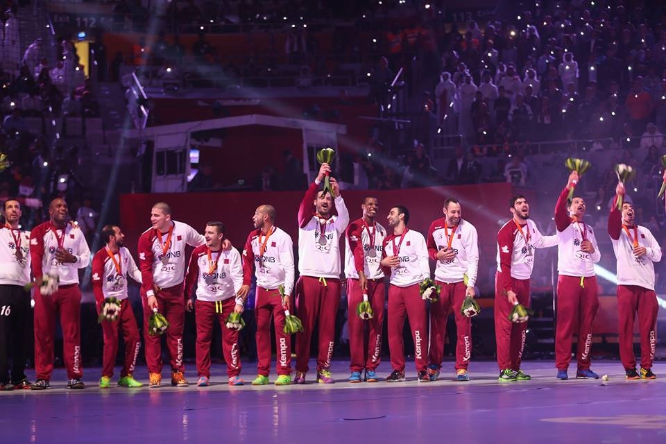 صورة المنتخب القطري في حفل ختام بطولة العالم لكرة اليد