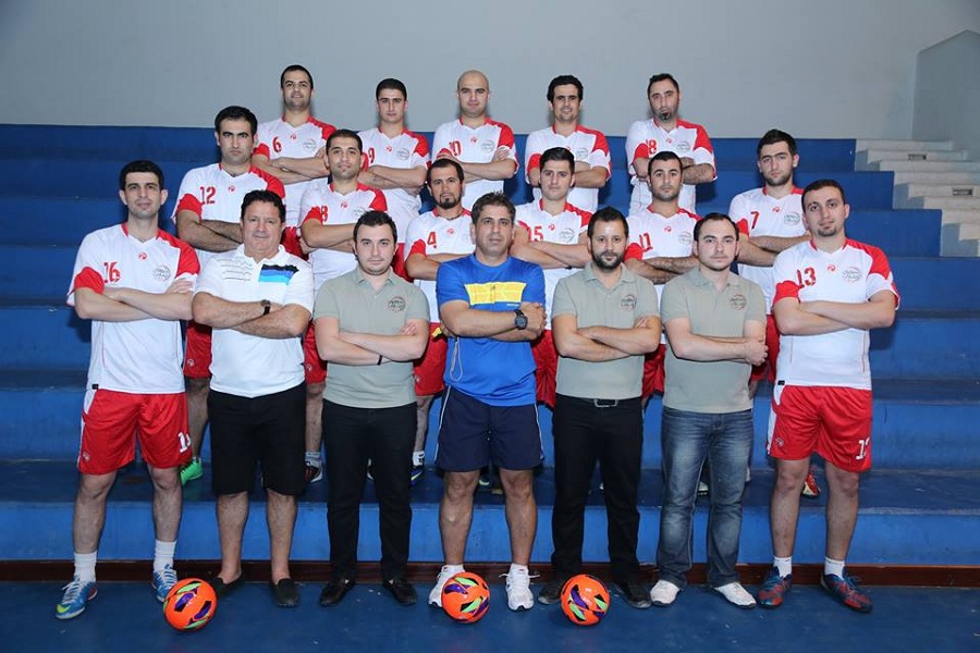 صورة لأعضاء فريق السوريون في الإمارات لكرة القدم