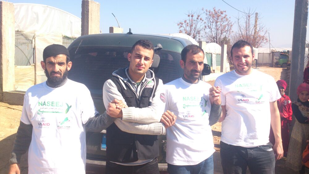 شباب لبنانيين وسوريين متكاتفين ضمن مبادرة نسيج