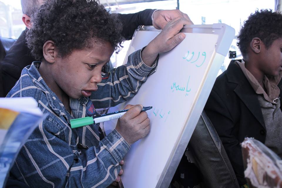 صورة طفل داخل ميكرو باص يتعلم الكتابة