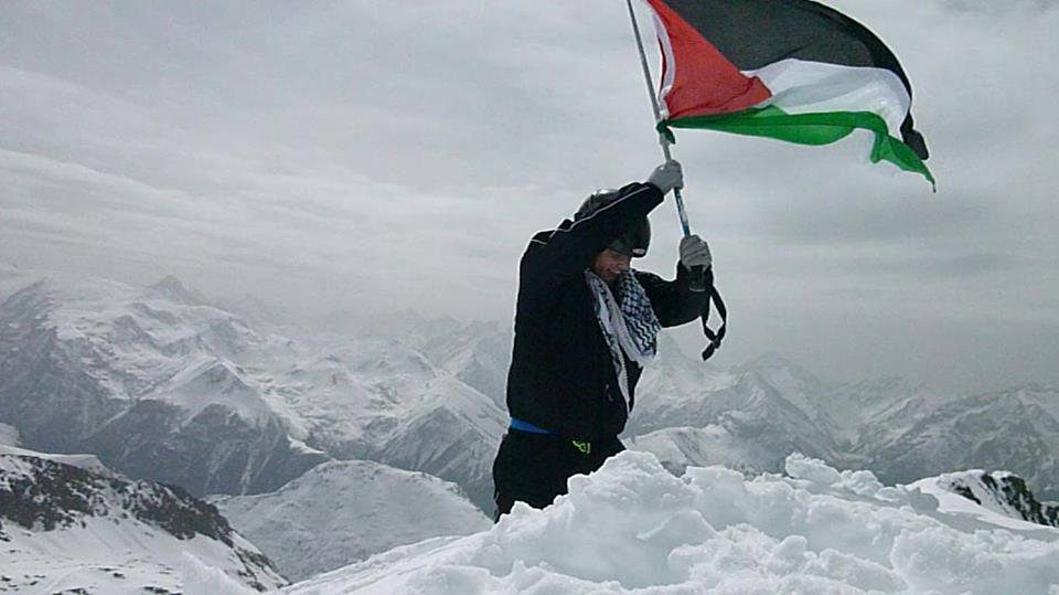 محمد القاضي يرفع علم فلسطين على قمة جبال الألب