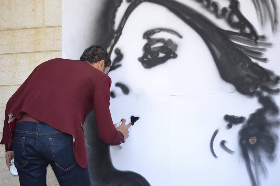 محمد الديري يرسم لوحة لفيروز في الجامعة الأمريكية اللبنانية