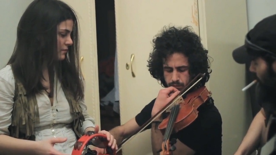 صورة لموسيقيين سوريين شباب في بيروت