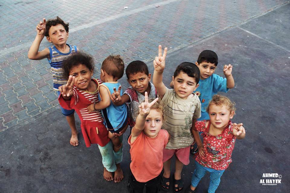 Palestinian kids raise their hands