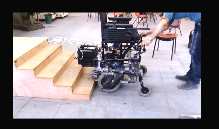 أحد الشباب المخترعين وهو يجرب آلية عمل الكرسي الذكي