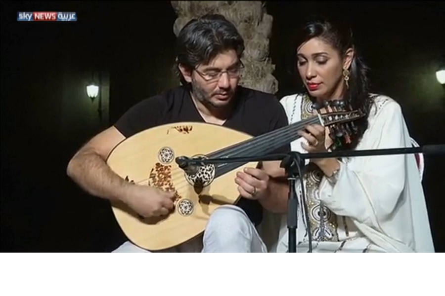 صورة غسان يوسف ودينا عبد الحميد وهما يعزفان على الة عود واحدة