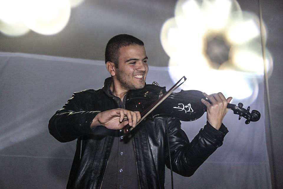 مروان أنور يعزف على الكمان