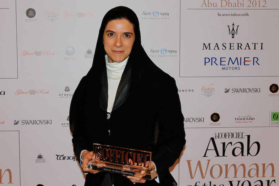 صورة الطبيبة مها بركات وهي تتسلم جائزة أبو ظبي