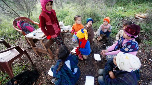 لإكمال الطريق طفلة سورية تفتتح صفاً في مخيم للاجئين بلبنان