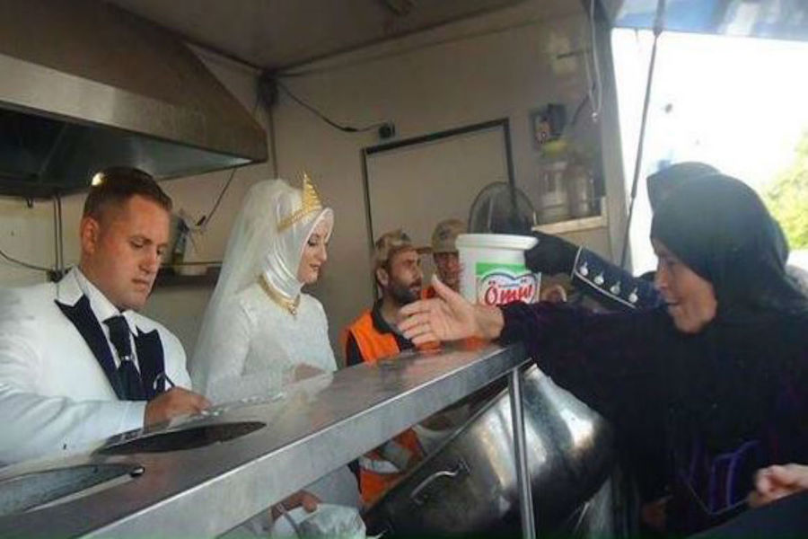 Turkish couple distributing food to 4,000 Syrian refugee