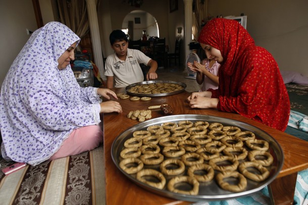 عائلة فلسطينية من غزة تقوم بصناعة كعك العيد.